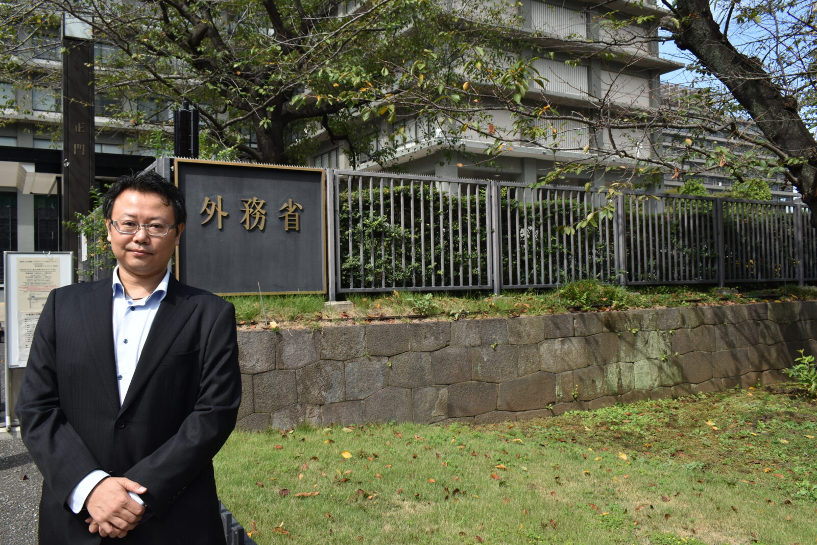 外務省の正門前