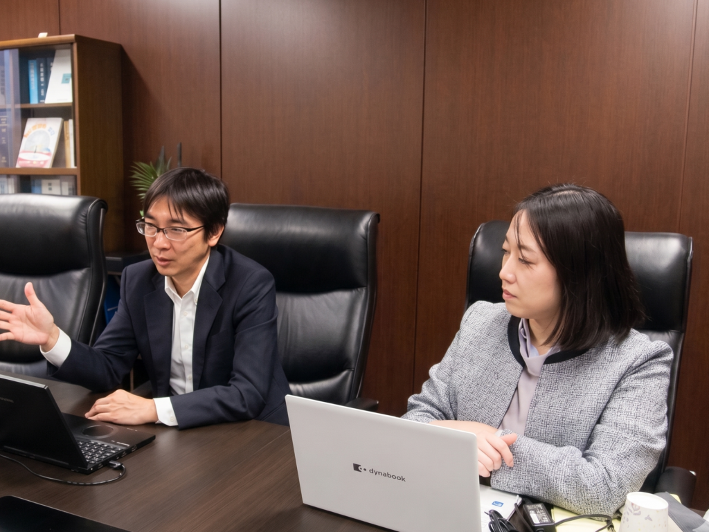 オープンな雰囲気の中で交流しながら業務を自己管理できる環境(TH総合法律事務所)